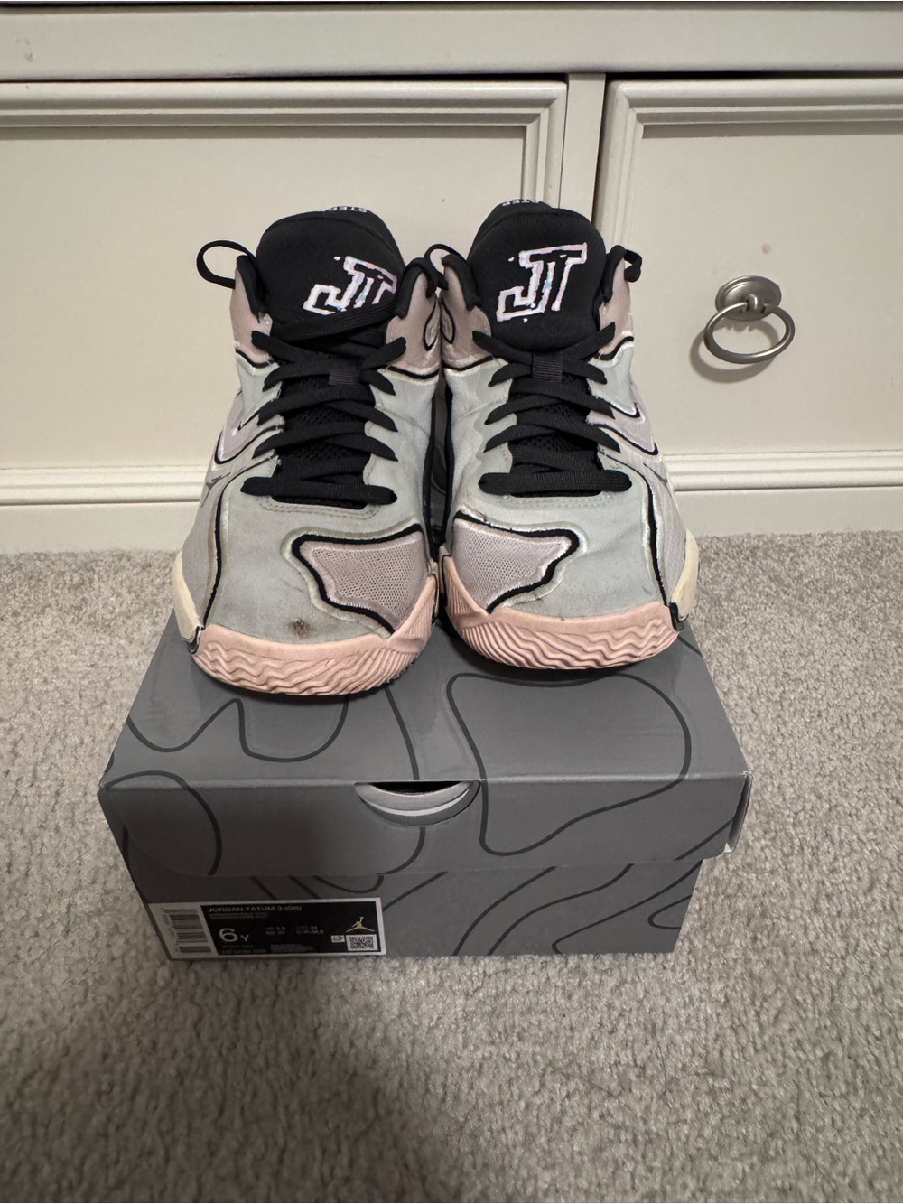 Jordan Tatum 3 Kids Sneakers in Pink, Light Gray & Black. Size 6